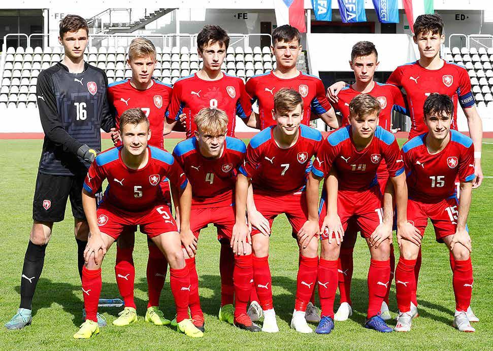 56 AKTUÁLNĚ AKTUÁLNĚ 57 Remízový hattrick na Development Tournament ÚTOČNÍK MATĚJ HADAŠ SE RADUJE Z VEDOUCÍHO GÓLU DO SÍTĚ MAĎARŮ. ČESKÁ REPREZENTACE U16 PŘED UTKÁNÍM S MAĎARSKEM.