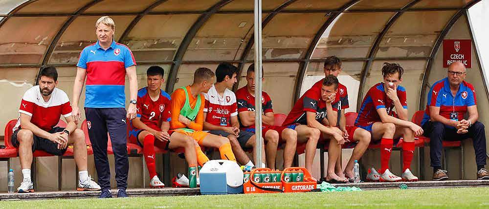 58 AKTUÁLNĚ INZERCE 59 www.fotbal.