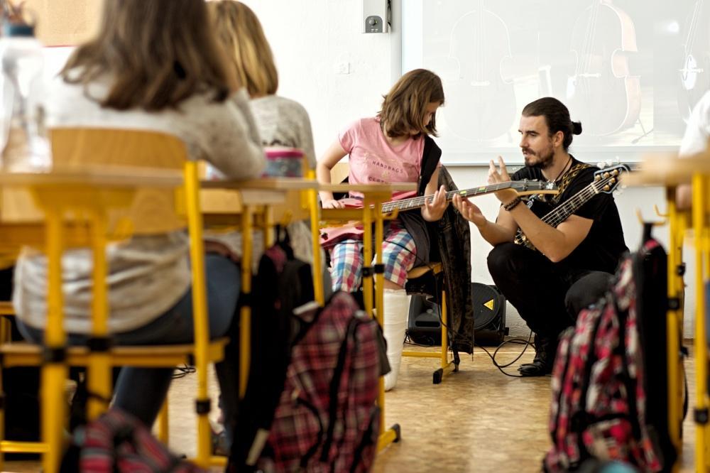 Program Muzikanti do škol je hudebně vzdělávací projekt, který podporuje výuku hudební výchovy na ZŠ, umělecký rozvoj dětí a jejich cest k aktivnímu hraní.