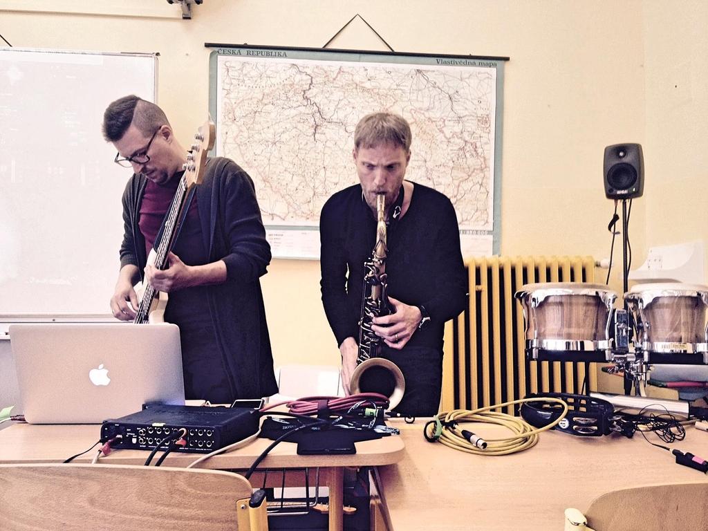 Naši muzikanti Do projektu jsou zapojeni aktivní a profesionální muzikanti, kteří mají prokazatelnou schopnost práce s početnější skupinou dětí a osob mladšího věku.