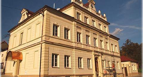 11. MÍSTNÍ SPRÁVA Základní legislativní normou, kterou se ve své činnosti řídí město, je zákon č. 128/2000 Sb. o obcích, ve zněních pozdějších předpisů.