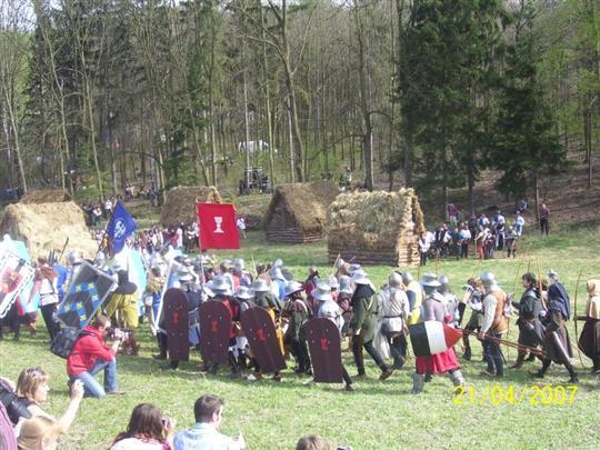 Kultura a sport Z hlediska zastoupení kulturních i sportovních zařízení v Libušíně je v obci základní vybavení. Obec navazuje na kulturní tradice, konají se zde pravidelné kulturní a sportovní akce.