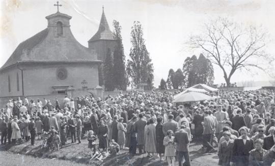 Pouť u kostela sv. Jiří 24. dubna 1932 1. 2 Kulturní a přírodní památky Mezi významné kulturní a přírodní památky patří: Kostel sv. Jiří Hradiště U sv.