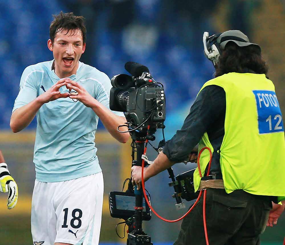 18 ROZHOVOR ROZHOVOR 19 jsou třešničkami na dortu. Hlavně jsem šťastný, že jsem znovu na hřišti, nic mě nebolí a fotbal si užívám. Berete ho po vašich zdravotních peripetiích už jinak? Určitě ano.