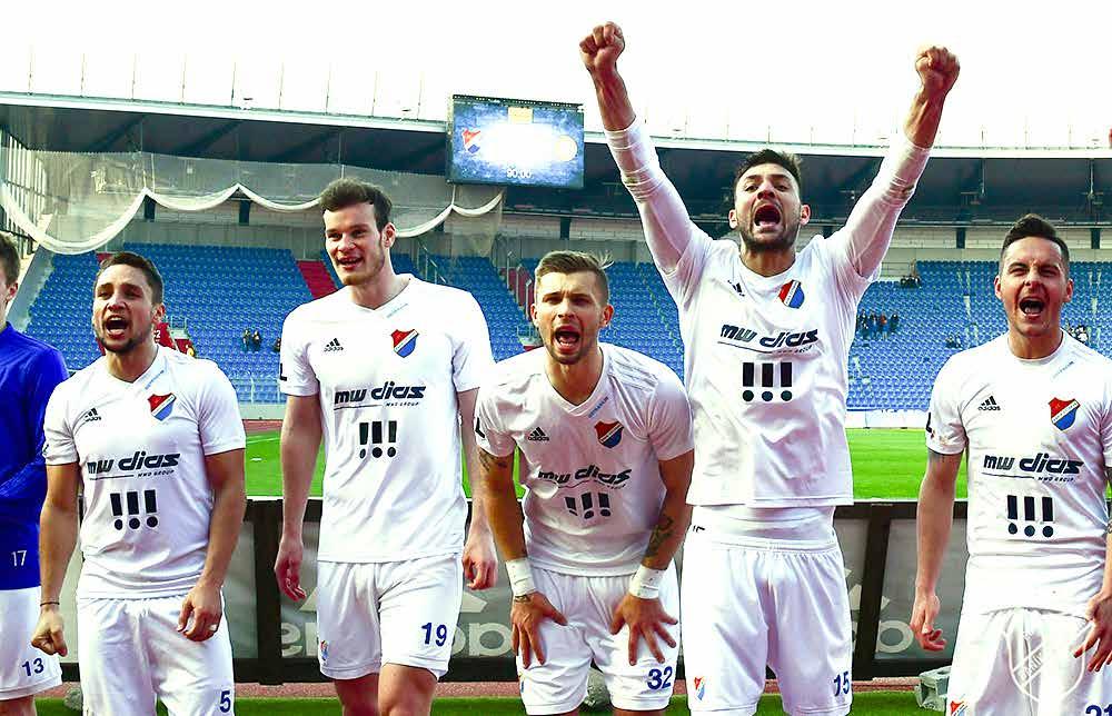 30 FORTUNA:LIGA ZAUJALO MĚ BORIS KOČÍ Zápasy předposledního kola základní části se hrály v neděli ve stejný čas, takže jsem si je v televizi přepínal.