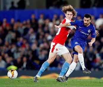ČECH VYCHYTAL NEAPOL Chelsea, která vyhrála Evropskou ligu v roce 2013, si to o postup do letošního finále rozdá s německým Frankfurtem, jenž vyřadil lisabonskou Benfiku (2:4, 2:0).