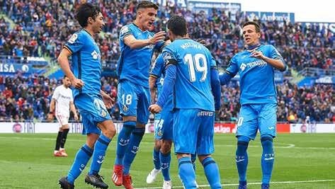 46 LA LIGA SERIE A 47 LA LIGA # MUŽSTVO Z V R P GÓLY B 1. Barcelona 33 23 8 2 83:32 77 Sevilla tančí na hraně Titul patří dámě! SERIE A # MUŽSTVO Z V R P GÓLY B 1. Juventus 33 28 3 2 67:23 87 2. Atl.