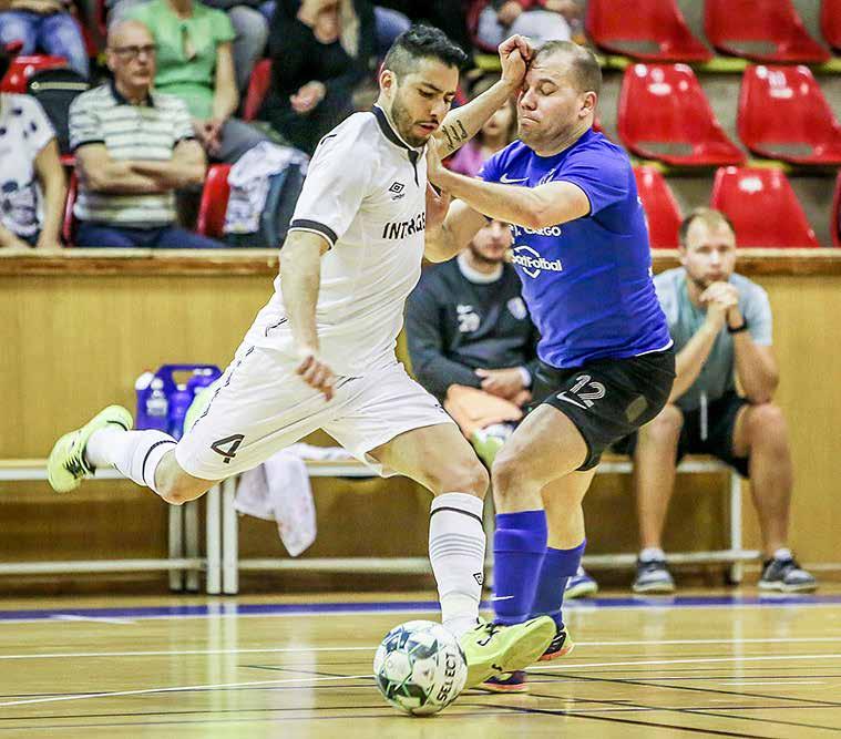 52 FUTSAL FUTSAL 53 Čtvrtfinále skončilo. Postup si zajistily i Slavia a Chrudim Foto: Ivana Hošková. Foto: Ivana Hošková. MĚLNICKÝ PATRIK MAŽÁRI (VLEVO) BRÁNÍ CHRUDIMSKÉHO DROZDA.
