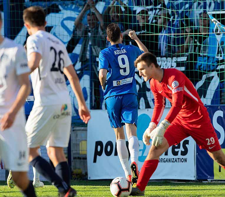 16 ROZHOVOR ROZHOVOR 17 Trénujete penalty nějak víc? Popravdě ne. Snad jen před pohárem, kde by na ně mohlo dojít. Myslím, že to ani není trénovatelný. Kopnout z jedenácti metrů umí, myslím, každý.
