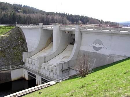 střídavé elektrické napětí) na energii elektrickou; ta se transformuje a odvádí do míst spotřeby.