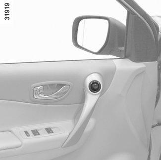 2 Vnější zpětná zrcátka Při běžícím motoru pohybujte ovladačem 1: poloha C pro seřízení levého zpětného zrcátka, poloha E pro seřízení pravého zpětného zrcátka, přičemž D je neaktivní poloha.