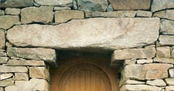Otvory v nosnýchstěnách Přímé kamenné překlady jsou tvořeny zkosenými kvádry přesně do sebe
