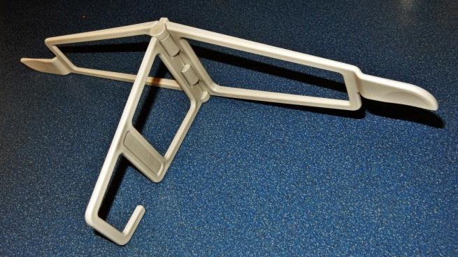 Řešením, kdy pacient nemusí kalhoty stahovat, je prodloužení poklopec téměř až k hýždím. Pacientovi může dělat problém při oblékání kalhot jejich pevné uchopení a natažení.