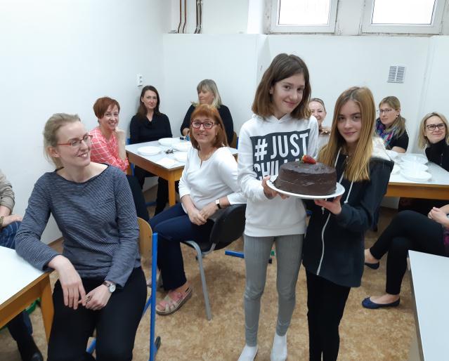 Den učitelů Na čtvrtek 28. března nám připadl Den učitelů. Krásné překvapení pro nás nachystaly žákyně z 6.