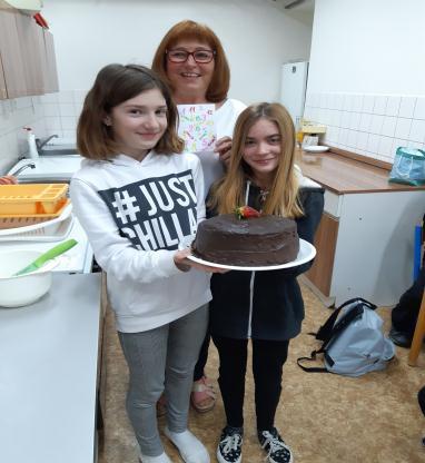 Všechny paní učitelky odsunuly stranou své hubnoucí zásady blížícího se léta a s chutí si vynikající čokoládovou bombu vychutnaly.