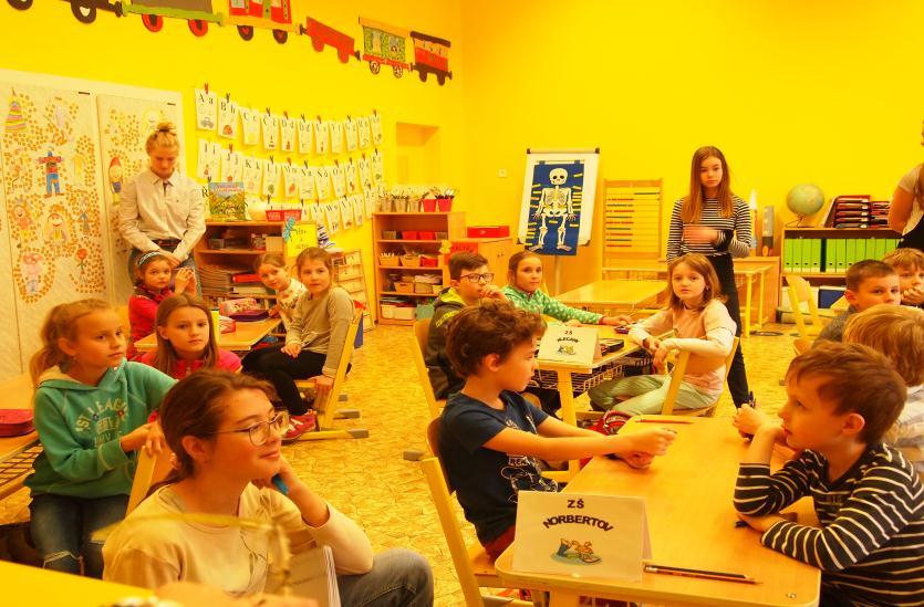 Výkony soutěžních družstev hodnotila tříčlenná porota složená z řad pedagogů základních škol, ve třetí a čtvrté kategorii pak v porotě zasedly i zástupkyně z řad žáků. Vítězové si odnesli pěkné knihy.
