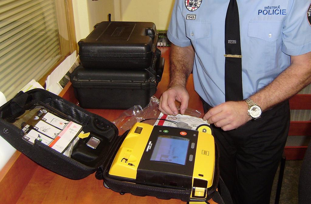 Již neodmyslitelnou výbavou strážníků v přímém výkonu služby je automatizovaný externí defibrilátor (AED), v našem případě LIFEPAK.