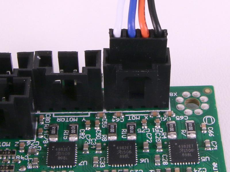 Step 8 Zapojení elektroniky (1) 12V vstupní napájení (kabely vedoucí od zdroje, na pořadí kabelů nesejde) Motor osy Z (na pořadí kabelů nesejde) Motor osy Y Motor osy X Koncový