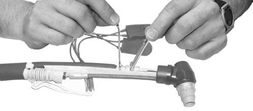 Použijte dva klíče, abyste předešli překroucení mosazné trubičky.