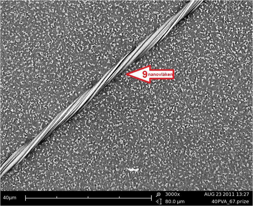 POSTUP: A. Nanesení kapky polymerního roztoku na podkladový materiál Pohyb mikropipety, jehly nebo drátku směrem k okraji kapky B. Kontakt mikropipety s povrchem kapky polymeru C.