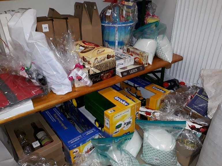Poděkování sponzorům Touto cestou děkujeme všem sponzorům, kteří naplnili bohatou tombolu. Hlavní ceny plesu losované na vstupenky věnovali sponzoři Ing.