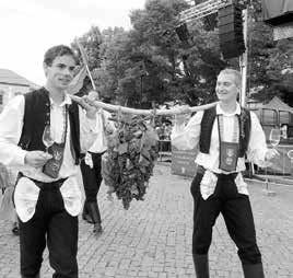 Nakonec se nás v krojích zařadilo do průvodu na pětatřicet, vysvětluje Pavel Jurčeka, zastupitel města a jeden z iniciátorů výzvy. Velmi nám přitom pomohl hlavní pořadatel.