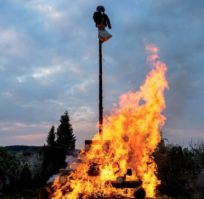 jejich původní význam se někdy pozapomnělo. Keltský nový rok začínal nejtemnějším a nejsmutnějším obdobím roku, 1. listopadu, svátkem Samhain.