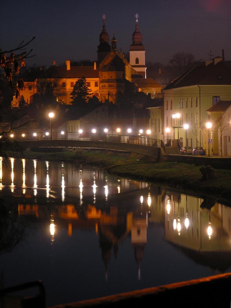 Jiří Dobeš Kněz z Třebíčska, vyrůstal v Jaroměřicích nad Rokytnou. Teologii studoval v Litoměřicích a v Olomouci.