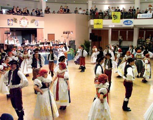 Byly časy, kdy do souboru chodila maminka a později i její dcery a vydržely tam dlouho. Ale čas se mění a lidé s nimi.