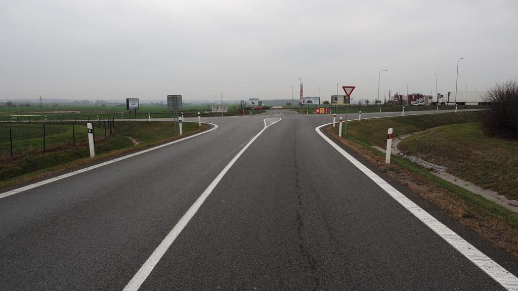 Křižovatka na II/328 u sjezdu z