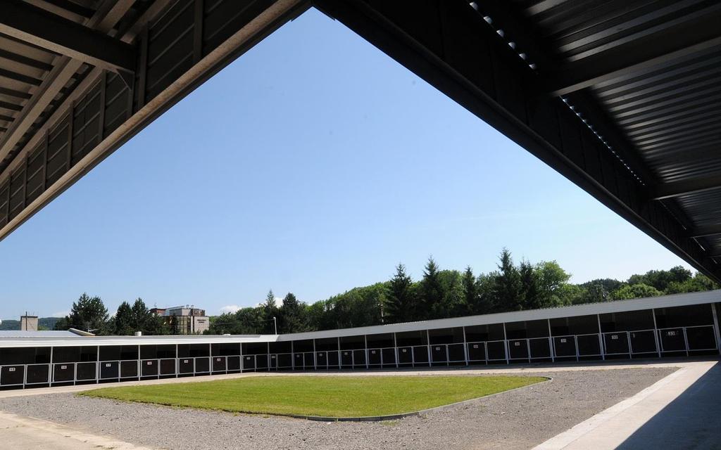 Rekonstruované a rozšířené ustájení pro účastníky dostihů současná