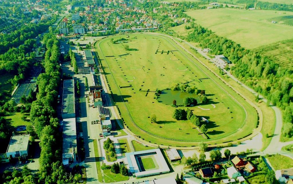 Pohled na závodiště od Nových Dvorů (město Slušovice v pozadí).