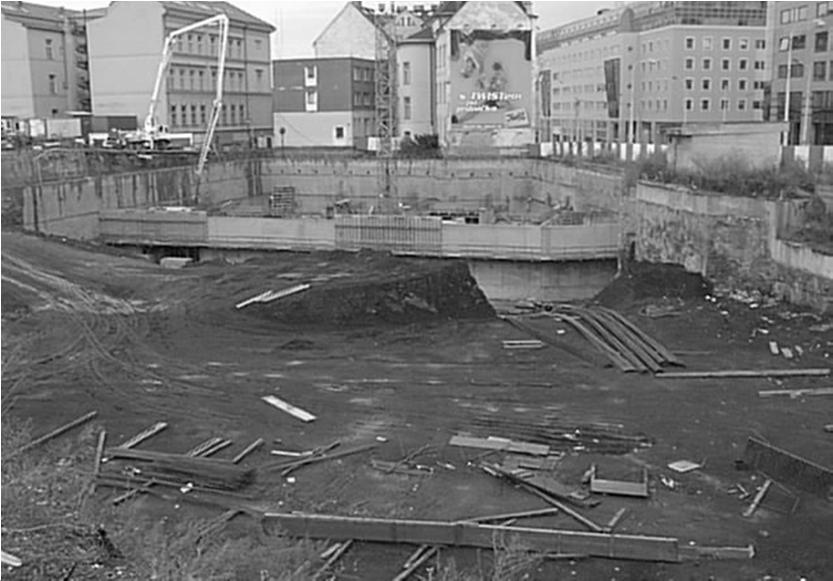 ) problém řešení hydroizolace v místě průchodu potrubí konstrukcí podzemní ( přípojky vody, kanalizace, plynu, elektrické energie apod.