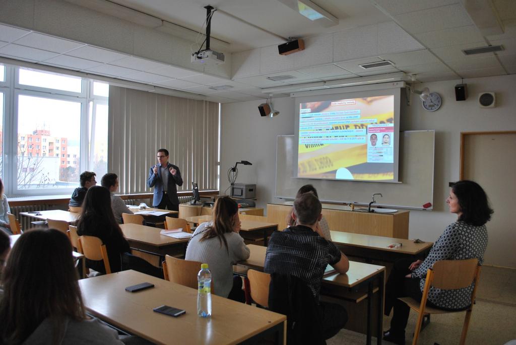 Přednáška o DNA V rámci speciálního předvánočního programu měli studenti, kromě týmové práce, také příležitost poslechnout si přednášku, kterou vedl pan RNDr. Pavel Lízal, Ph.D. Ten studentům popsal nejdůležitější metody určování DNA na místě činu, mezi které patří DNA profilování a analýza pomocí chromozomu Y.
