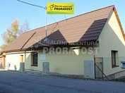 řešen jako menší RD 2+1 (cca 55m2) s možností dalšího rozšíření do podkroví. Do domu se vchází od přilehlé obecní silnice po nově vydlážděném chodníku.