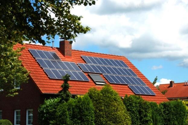 Fotovoltaická elektrárna - je soubor menšího či většího počtu solárních panelů, střídače či střídačů, podpůrných a jistících prvků. Samozřejmě, že k elektrárně patří i konstrukční prvky a kabeláž.