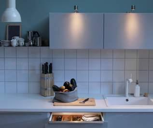 OSVĚTLENÍ Osvětlení skříňky Osvětlení skříňky posvítí na vaše oblíbená kuchyňská dvířka a vytvoří příjemné osvětlení v celé kuchyni.