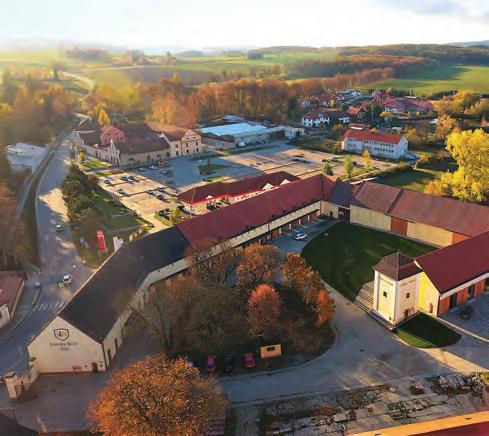 TELČ - PANSKÝ DVŮR 1 Film: Bajkeři Není kolo jako kolo. Ve filmu ujeli hlavní hrdinové filmu desítky kilometrů. Ale zvládnete objet s trakařem trasu kolem dvora? Můžete to zkusit i pěšky na chůdách!