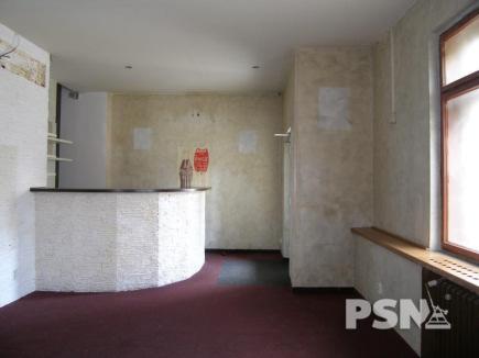 Prostor má vchod přímo z ulice. Jedná se o frekventované místo - křižovatka ulic Vrbenského a Ortenovo náměstí. Zdroj: Realitní kancelář Pražská správa nemovitostí, spol. s r.o. Seifertova 823/9, 130 00 Praha 3-Žižkov www.