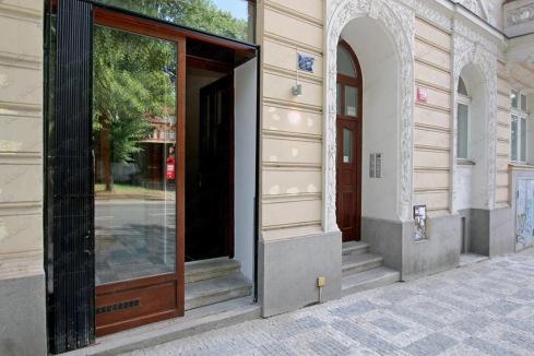 Srovnávací nemovité věci (SN): 1) Nebytový prostor Nabídková cena: 3 490 000 Kč Upravená nabídková cena: 71 224 Kč/m 2 Lokalita: Ruská, Vršovice, Praha Popis: Nebytové prostory v ulici Ruská, Praha