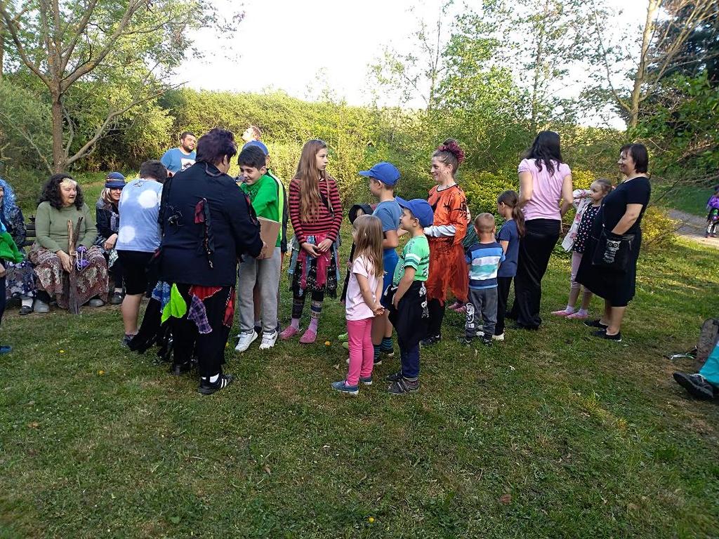 Zprávy Českého svazu žen Práce žen v kroužku dovedných rukou v březnu neskončila tak jako jindy, nýbrž naopak pokračovala i dále.