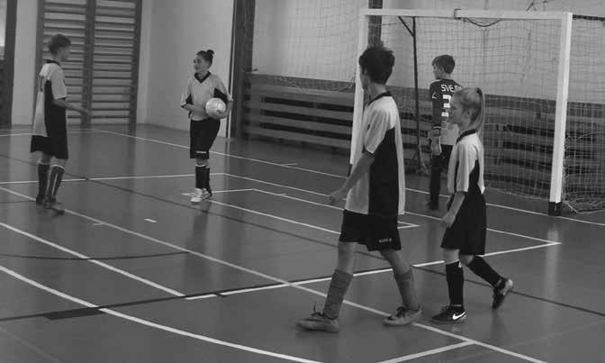 -12- Školství Jako v předchozích letech, tak i v letošním školním roce se již tradičně naše škola zúčastnila Školní futsalové ligy v obou věkových kategoriích. Starší chlapci z 8. a 9.