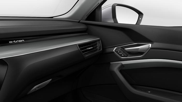 Bez střešních ližin Čalounění sedadel v tkanině Effekt - černá tkanina Čalounění stropu ze světlé tkaniny Elektricky ovládané dveře zavazadlového prostoru Hlíníkové nástupní lišty vpředu i vzadu bez