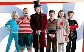 Nedaleko od jejich domu stojí obří továrna na nejlepší čokoládu na světě, kterou vlastní geniální Willy Wonka. Karlík má Wonkovu čokoládu moc rád, ale dostává ji pouze jednou za rok na své narozeniny.