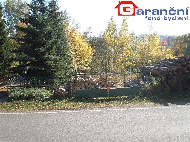 Nového města nad Metují. Na pozemku je k dispozici vodovodní přípojka, přípojka elektrické energie je na hranici a městská kanalizace je v dosahu. Dřevo na pozemku bude odvezeno.