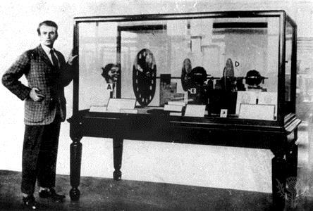 Konfokální mikroskop využívající rotující disky 1884 Paul Nipkow - Nipkowův disk Objevil televizní skenovací zařízení Světelné intenzity malých částí obrazu/objektu postupně analyzovány a přenášeny