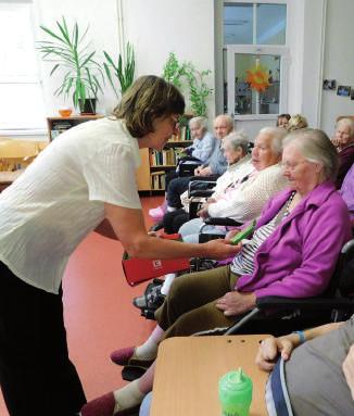 4 Klub seniorů Háječek Klub seniorů Háječek pocházející ze Sokolova se každý čtvrtek schází na pěveckém kroužku, nesoucí název Zpívánky.