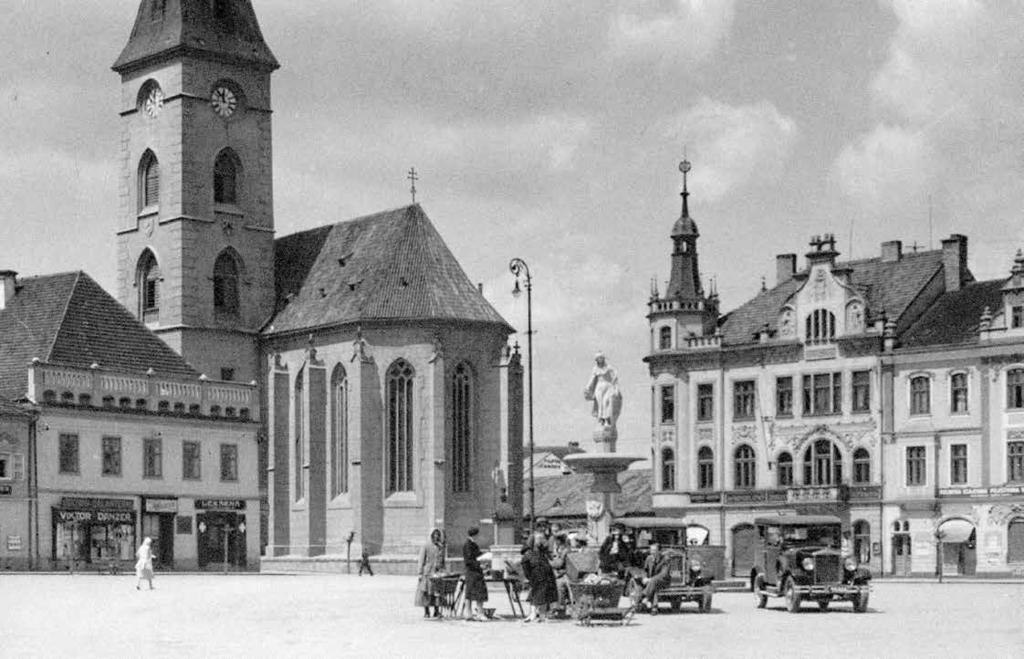 Sochu navrhl tehdejší vodňanský občan akademický sochař Josef Kvasnička (1868 1932). Do velikosti o výšce 240 cm ji vytvaroval Edwin Schopenhauer (1876 1940), anglický sochař z Dobré Vody u Č.