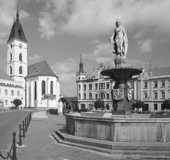 V průběhu německé okupace byl však odtesán státní znak ze štítu, o který se V roce 2008 ženská figura opírá levou rukou. S jeho zánikem se vytratil i původní název sochy Republika.