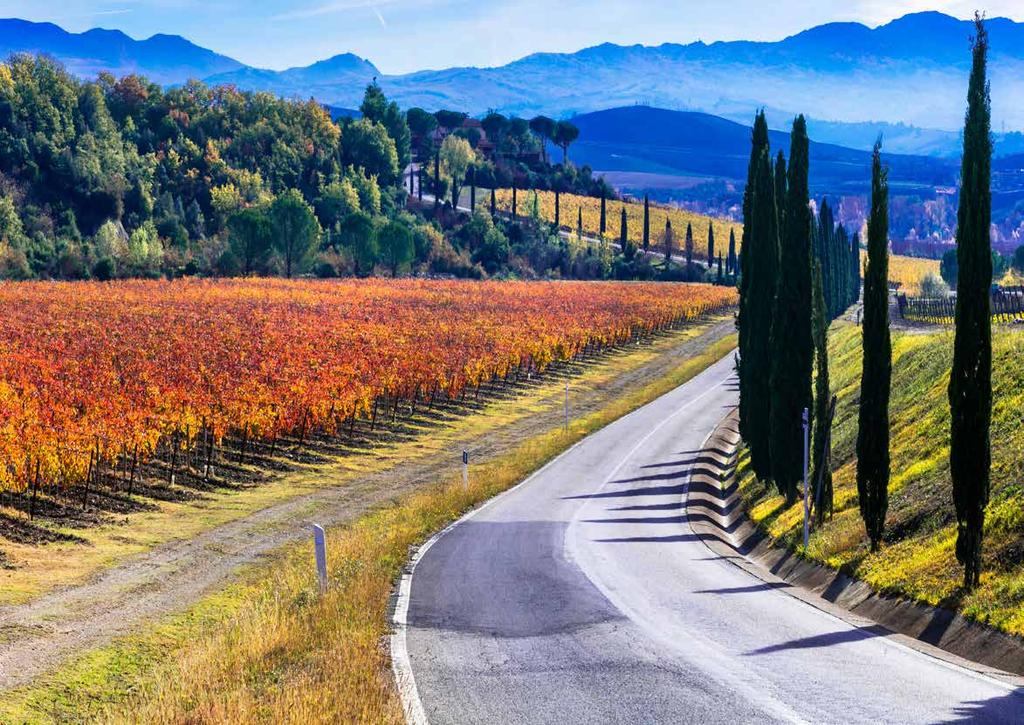 NEZMĚRNÁ ŘIDIČSKÁ RADOST Dvoudenní řidičský výlet zahrnuje více než 500 kilometrů báječných silnic vlnících se v různorodé toskánské krajině.